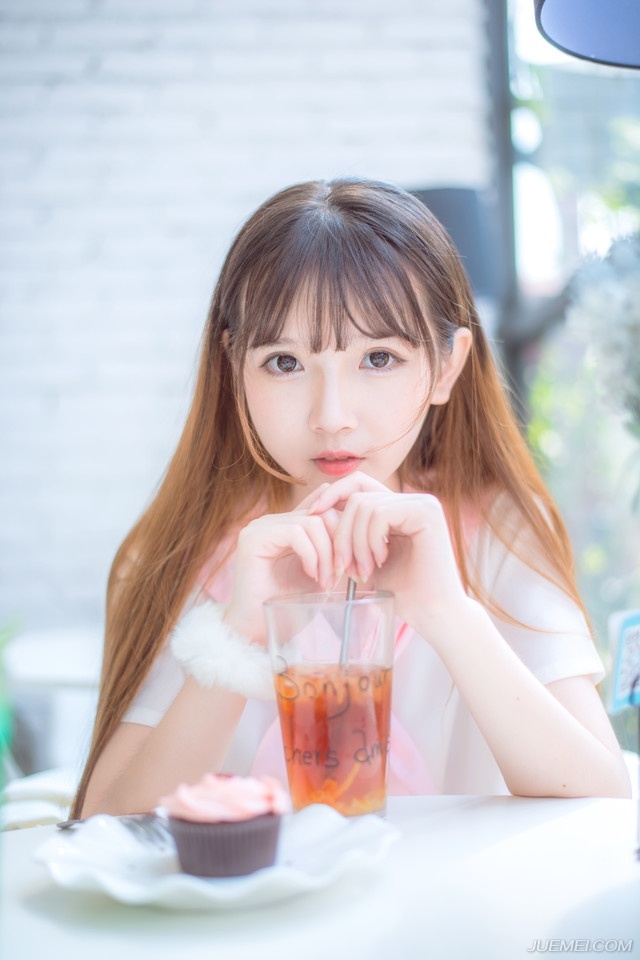 友谊和花香一样，还是淡一点的比较好，越淡的香气越使人依恋，也越能持久。